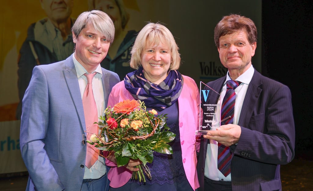 Beate und Gerhard Grellmann gehören zu den Magdeburgern des Jahres 2024. Volksstimme-Redakteur Stefan Harter (links) hielt die Laudatio.