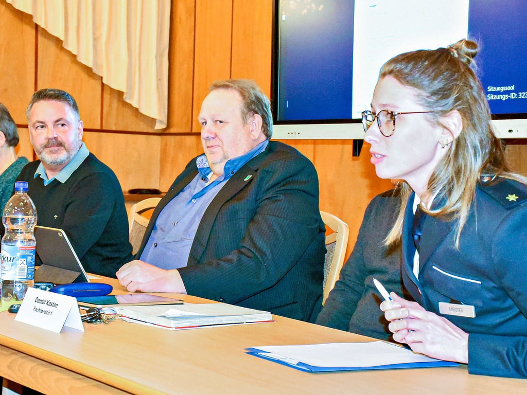 Die stellvertretende Leiterin des Polizeireviers Bernburg, Julia Meister, nahm in der Verbandsgemeinderatssitzung Stellung zur Polizeipräsenz in der Egelner Mulde. Nicht nur der Verbandsgemeinde-Bürgermeister Michael Stöhr (l.) und der stellvertretende Ratsvorsitzende Knut Kluczka hörten ihr gespannt zu.