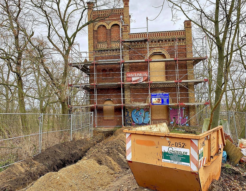 Auf dem Hummelberg in Schönebeck ist den vergangenen Monaten und Jahren bereits viel am Turm passiert. Nun muss der Verein schnell Geld auftreiben, um Zugriff auf stattliche Fördergelder zu bekommen.