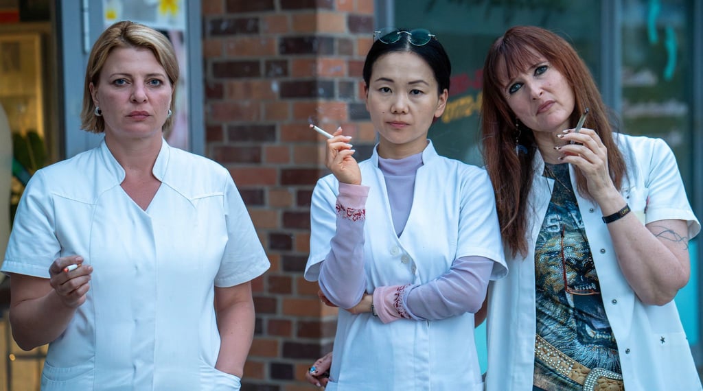 Das Team der „Beauty Oase Marzahn“ aus der ARD-Serie „Marzahn Mon Amour“ mit Chefin Jenny (Yvonne Yung Hee Bormann, Mitte) sowie den Angestellten Kathi (Jördis Triebel) und Lulu (Deborah Kaufmann).