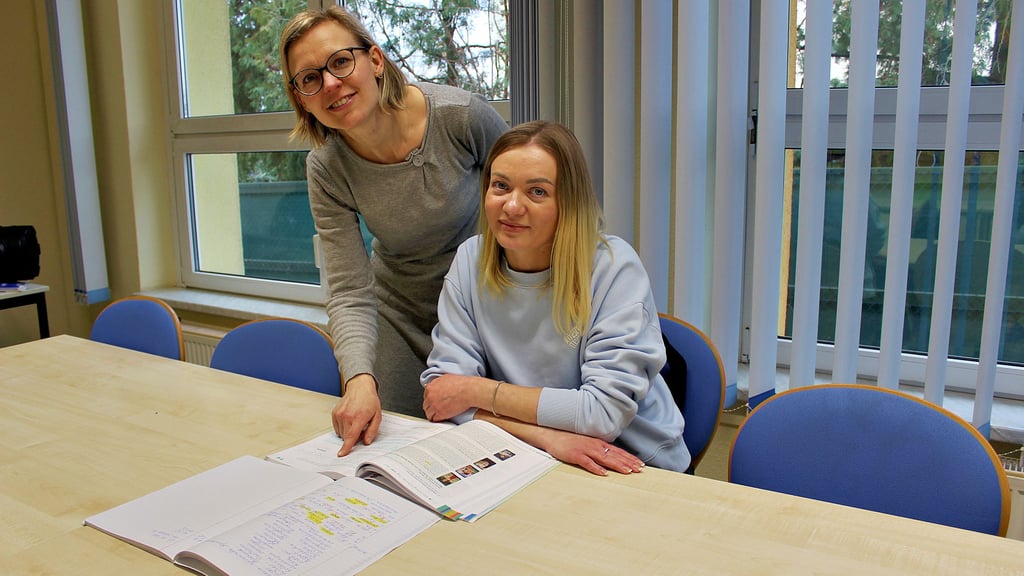 In einem B1-Intergrationskurs lernt Nataliia Riznyk Deutsch an der Kreisvolkshochschule in Haldensleben. Jana Wlodasch de Rivera (l.) bringt ihr und 22 weiteren Schülern die Grundkenntnisse der deutschen Sprache bei.