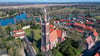 Die St. Petri-Kirche mit ihrem 66 Meter hohen Turm markiert den Rand des Wörlitzer Parks.
