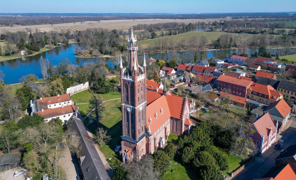 Die St. Petri-Kirche mit ihrem 66 Meter hohen Turm markiert den Rand des Wörlitzer Parks.