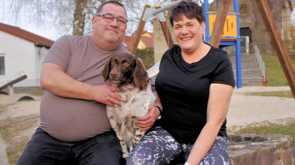 Mario und Katrin Transchel mit Hundedame Rosalie am Spielplatz in Taugwitz.