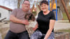 Mario und Katrin Transchel mit Hundedame Rosalie am Spielplatz in Taugwitz.