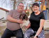 Mario und Katrin Transchel mit Hundedame Rosalie am Spielplatz in Taugwitz.