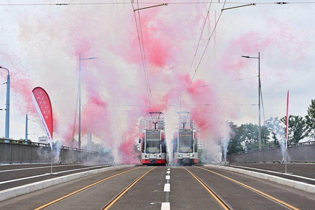 Bei der Eröffnung der neuen Elisabethbrücke im August 2024 fand eine Parallelfahrt zweier Straßenbahnen über die neue Brücke statt.