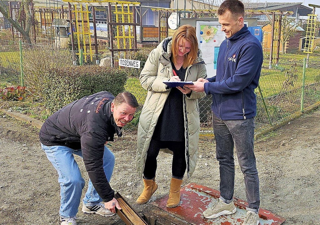 Mit einer Unterschrift wurde das Bauprojekt übergeben.