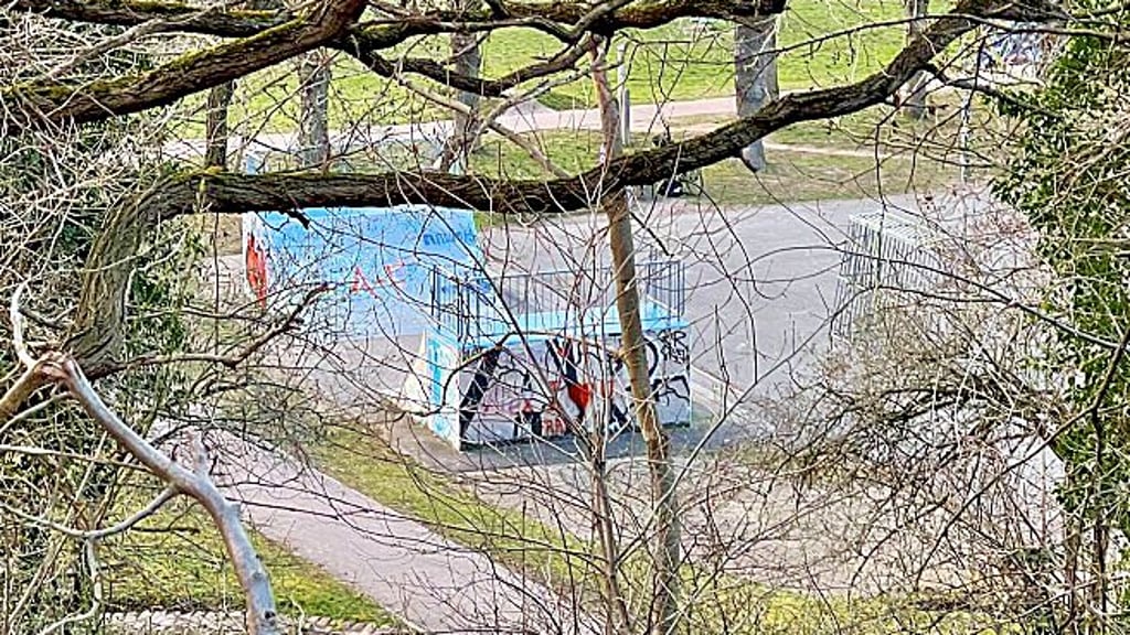 Am Skaterpark soll der Mann die Mädchen angesprochen haben.