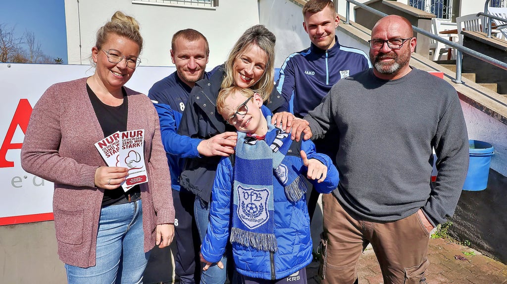 Niklas Zelmer wurde auf dem Oberröblinger Sportplatz mit einer Spende vom Verein Herzensangelegenheiten überrascht. Auf dem Bild (von links nach rechts): Mandy Brandtner, Tobias Meißner, Katrin Zelmer, Niklas Zelmer, Niklas Beek und Nico Brandtner.