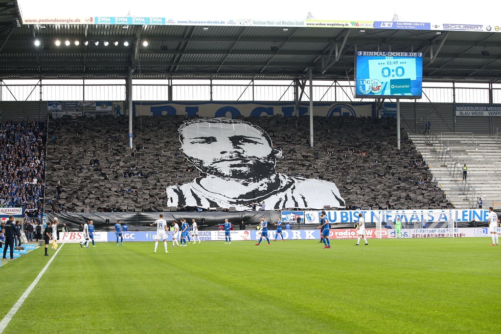 Die aktive Fanszene gedenkt dem verstorbenen Fan Hannes S. gegen Hansa Rostock