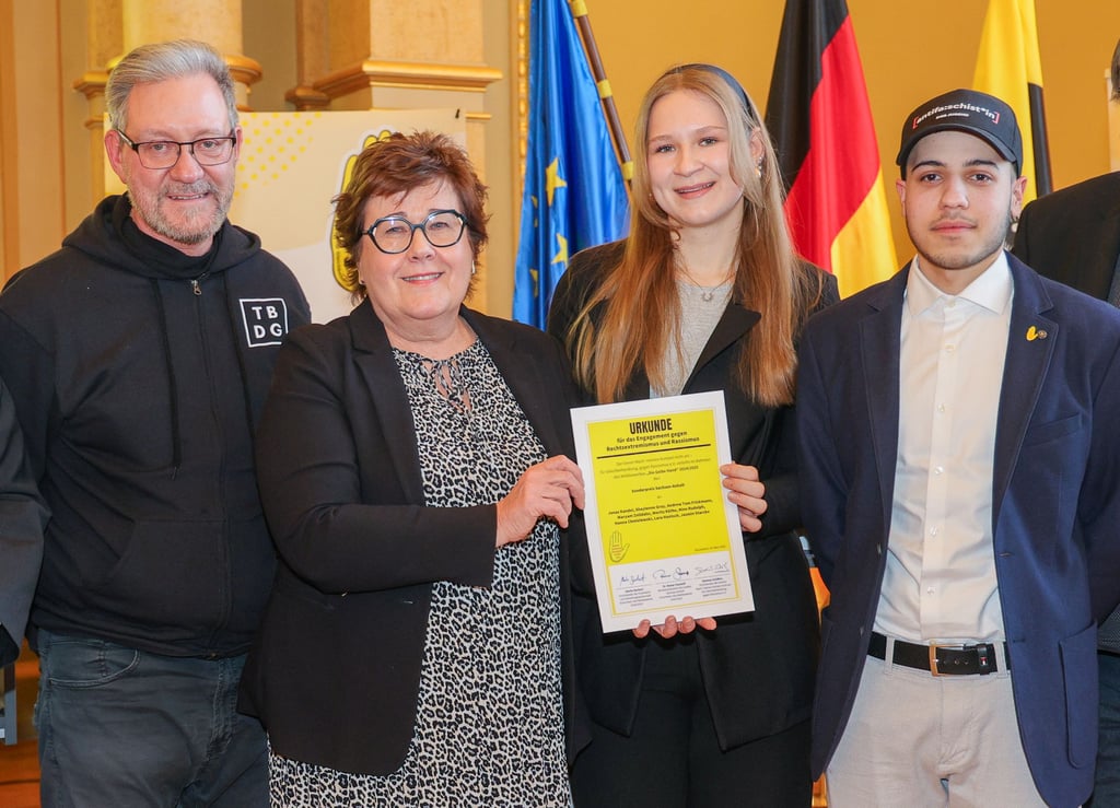 Projektleiter Andreas Dose, Gesundheitsministerin Petra Grimm-Benne sowie Teilnehmer Hanna Chmielewski und Jonas Kandel bei der Übergeben der Urkunde.