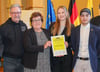Projektleiter Andreas Dose, Gesundheitsministerin Petra Grimm-Benne sowie Teilnehmer Hanna Chmielewski und Jonas Kandel bei der Übergeben der Urkunde. 