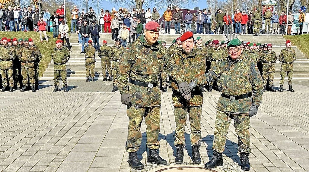 Die feierliche Übergabe im Stadthafen Bitterfeld: Oberstleutnant Ulf Hoffmann, Oberst Wolfgang Schmidt und Oberstleutnant Henry Kunze (v.l.) stehen vor der angetretenen Truppe, beobachtet von zahlreichen Gästen.