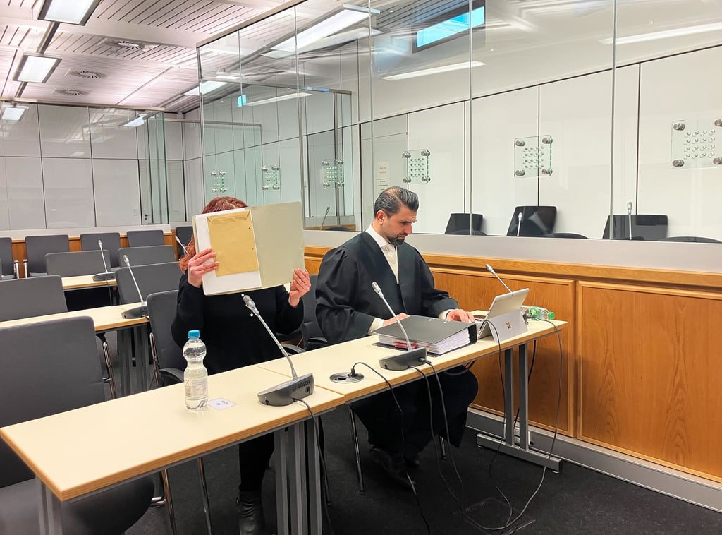 Die Generalstaatsanwaltschaft und Verteidiger Fuat Yalti beantragten einen Freispruch für die Angeklagte im „Reichsbürger“-Prozess. (Archivbild)