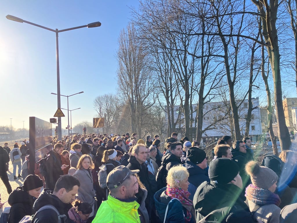 Weil Busse, Trams und U-Bahnen nicht mehr fuhren, war es im Berliner S-Bahnverkehr in den letzten beiden Tagen deutlich voller als sonst.