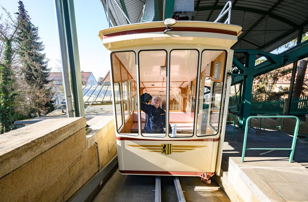 Die bekannte Dresdner Bergbahn nimmt nach der Revision wieder Fahrt auf.