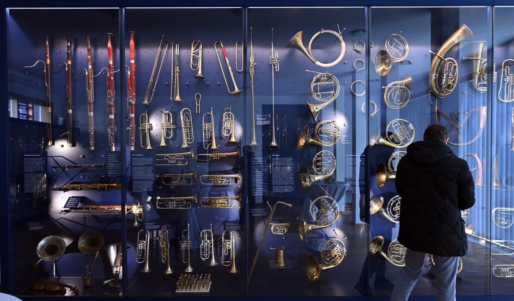 In der Ausstellung „Vom Kuhhorn zum Double Bell“ zeigt das Bachhaus in Eisenach die Entwicklung der Blasinstrumente an fast 150 Exponaten.