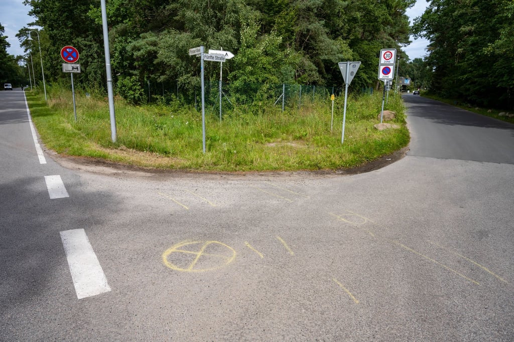 An dieser Stelle in Prora auf Rügen soll ein Autofahrer absichtlich einen 13-Jährigen aus Bremen angefahren haben. (Archivbild)
