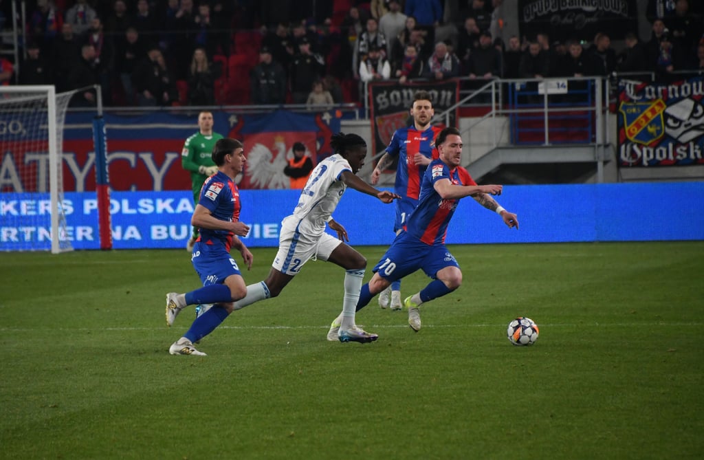 Pierre Nadjombe (mittig) war einer von nur fünf Akteuren, die bei den Elbestädtern als Einwechselspieler kamen.