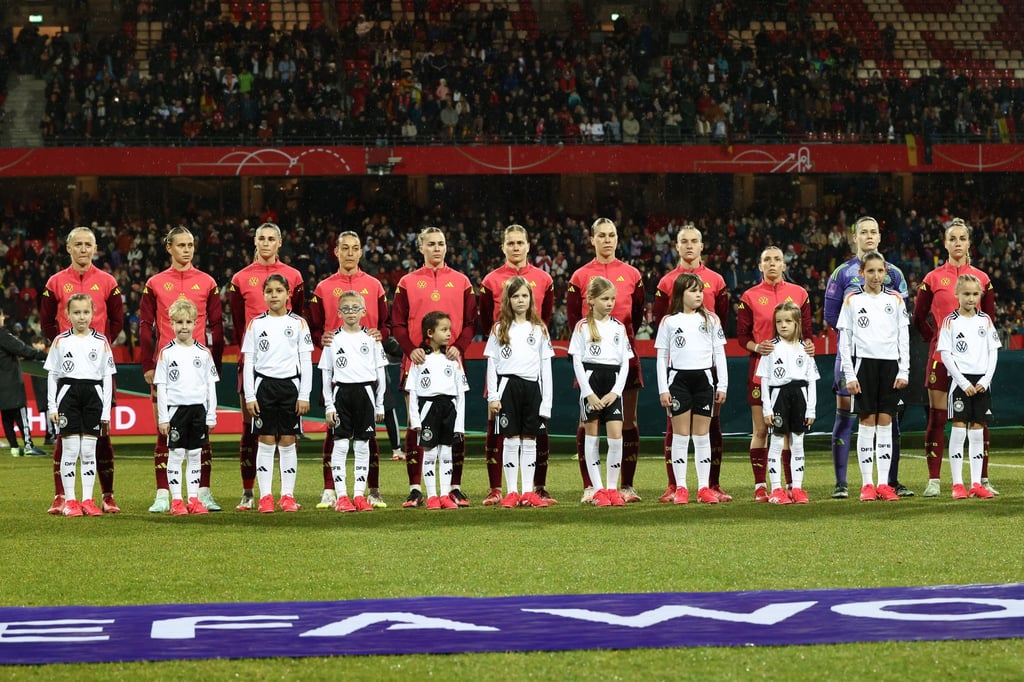 Die deutschen Kickerinnen wollen ihre jungen Fans noch mehr für Frauen-Fußball begeistern.