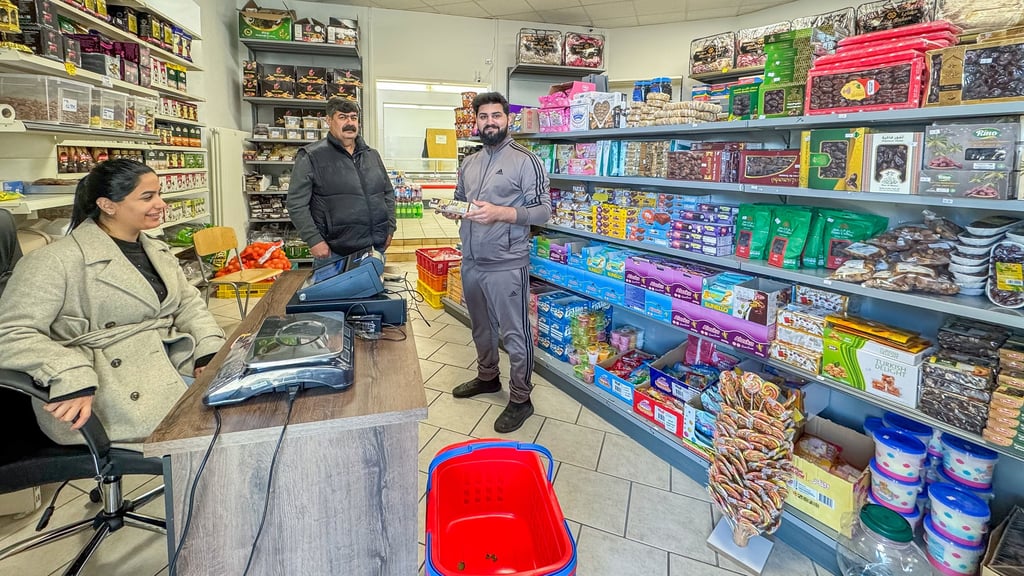 Ali Alibrahim (r.) hat im Haus August-Bebel-Straße 1 einen orientalischen Lebensmittelladen eröffnet. Vater Ragheb und Schwester Inas arbeiten und helfen im Laden.