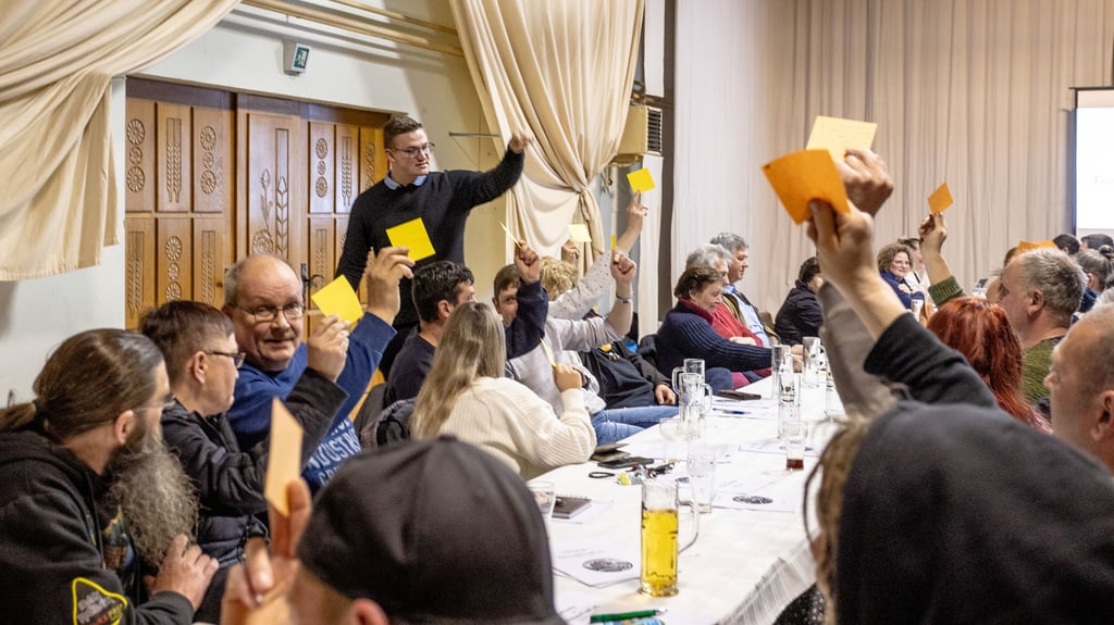 Versammlungsleiter Florian Pujock zählt in der Mehrzweckhalle in Klöden Stimmen aus.