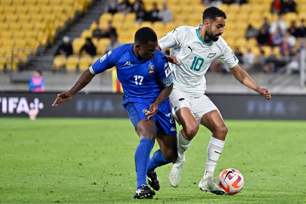 Neuseelands Sarpreet Singh (r) darf mit seinem Team von der WM-Teilnahme träumen.