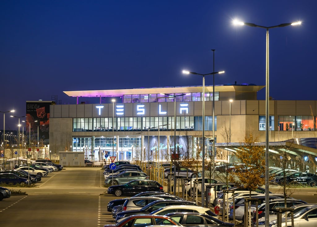Das Tesla-Werk in Grünheide bei Berlin wird drei Jahre alt. Der Absatz in Deutschland sinkt, Tesla ist dennoch zuversichtlich (Archivbild).