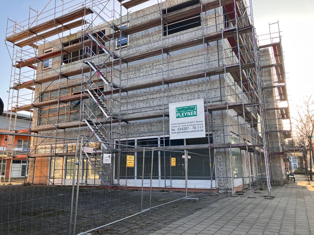 Seit Monaten herrschte Baustopp an der Merseburger Marktgalerie. Demnächst soll es aber weitergehen.