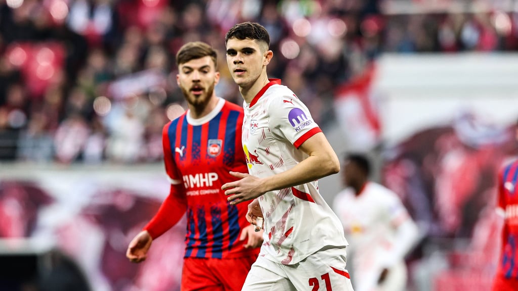 Kosta Nedeljkovic (r.) im Spiel gegen den 1. FC Heidenheim in der Red Bull Arena in Leipzig.