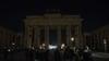 Licht aus am Brandenburger Tor - mit der weltweiten Aktion Earth Hour will die Umweltschutzorganisation WWF ein Zeichen für mehr Klimaschutz setzen.