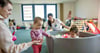 Neu in Dessau- Nano’s Kidsclub für geflüchtete, ukrainische Kinder. Die einjährige Valeria  (li.) traut sich noch nicht ins Bällebad.