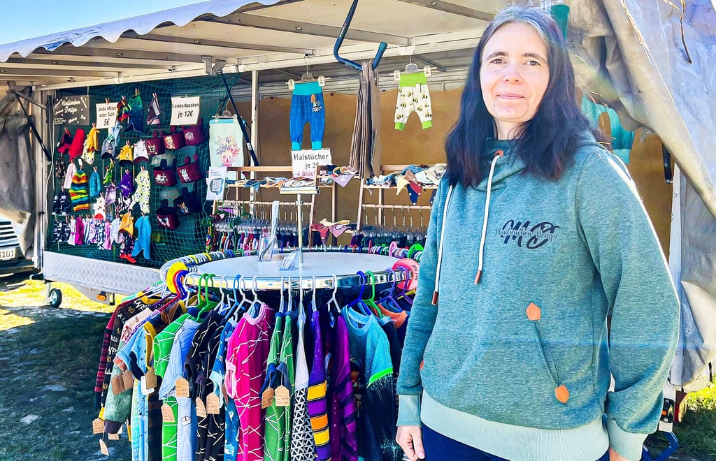Bis Luise Jörgens ihren Laden eröffnet, verkauft sie ihre selbstgenähte Kinderkleidung aus dem Anhänger vor ihrem Haus in Farnstädt.