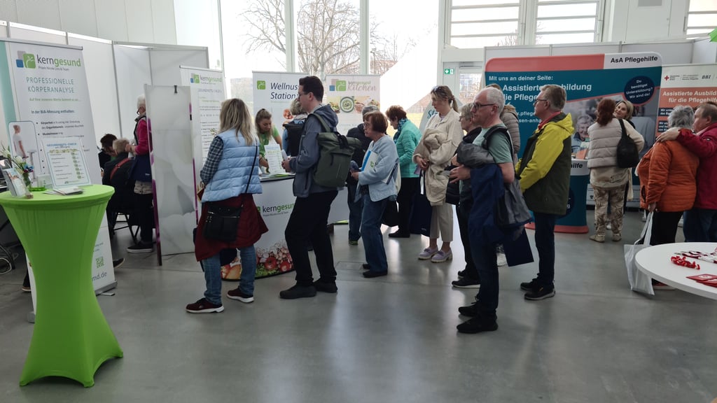 Schlange vor dem Stand von "Kerngesund".