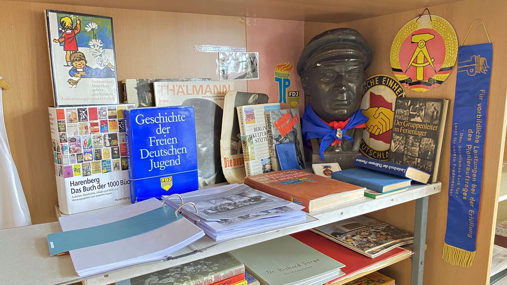 Gegenstände aus 100 Jahren Schulgeschichte sowie zahlreiche Dokumente und Fotos befinden sich in Jerichows Grundschule und laden zum Eintauchen in die Vergangenheit ein.