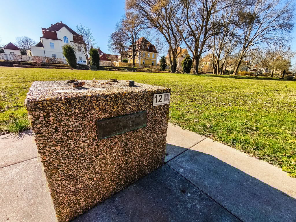 Nur noch der Sockel ist übrig: Die Bronzeskulptur „Annette“ von Gerhard Lichtenfeld aus dem Jahr 1964 ist eines der drei Kunstwerke, die kürzlich aus dem Plastikpark Leuna gestohlen wurden.