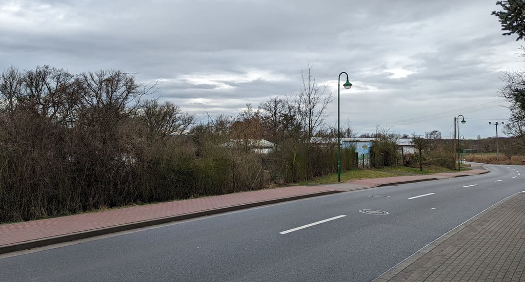 Direkt an der Schkeuditzer Straße soll die neue Kita in Ermlitz entstehen. Rechts neben dem Grundstück befindet sich die Feuerwehr.