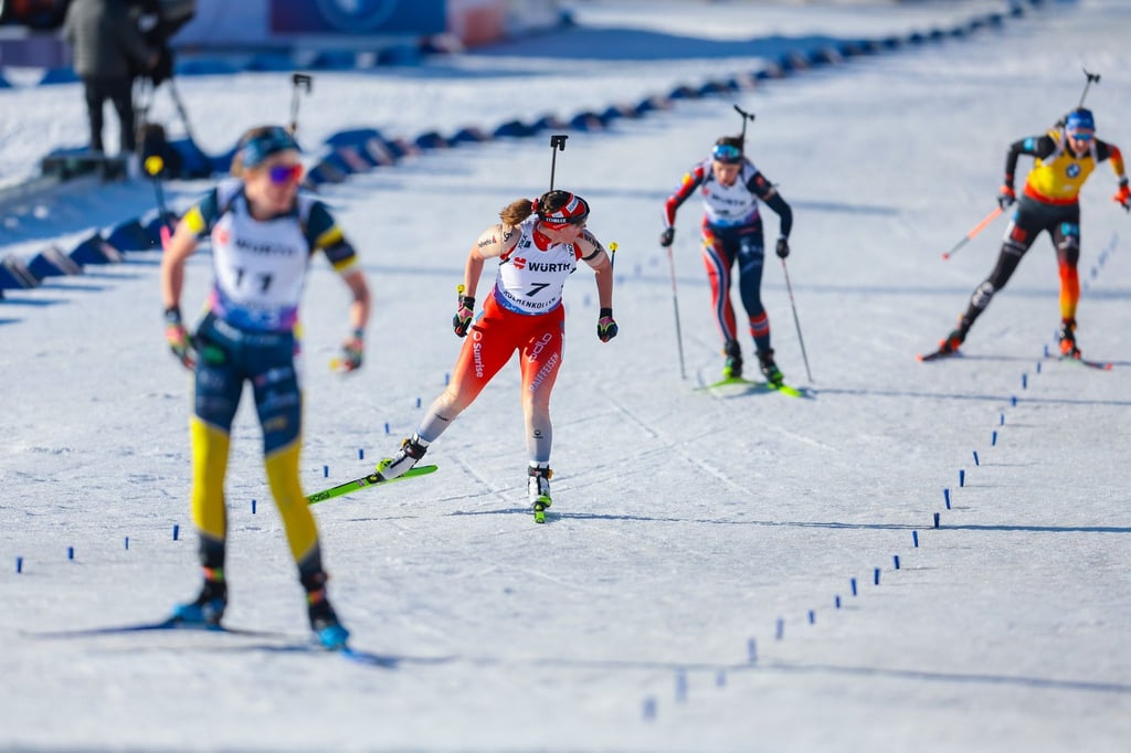 Franziska Preuß (r) hat im Zielsprint das Nachsehen und wird Fünfte.