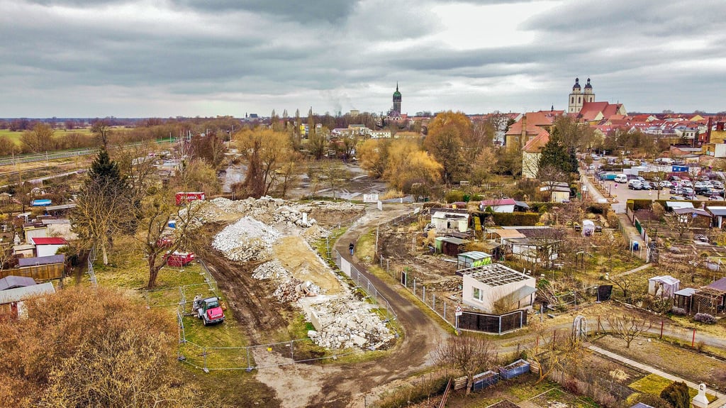 Die Kleingartenanlage „Am Stadtgraben“ in Wittenberg soll zu einem Kleingartenpark entwickelt werden. Noch fallen grobe Arbeiten an, etwa wurden Vereinsheim und Kegelbahn abgerissen. Im Zusammenhang mit der Landesgartenschau 2027 geplant ist unter anderem die Errichtung eines Gemeinschaftsgarten.