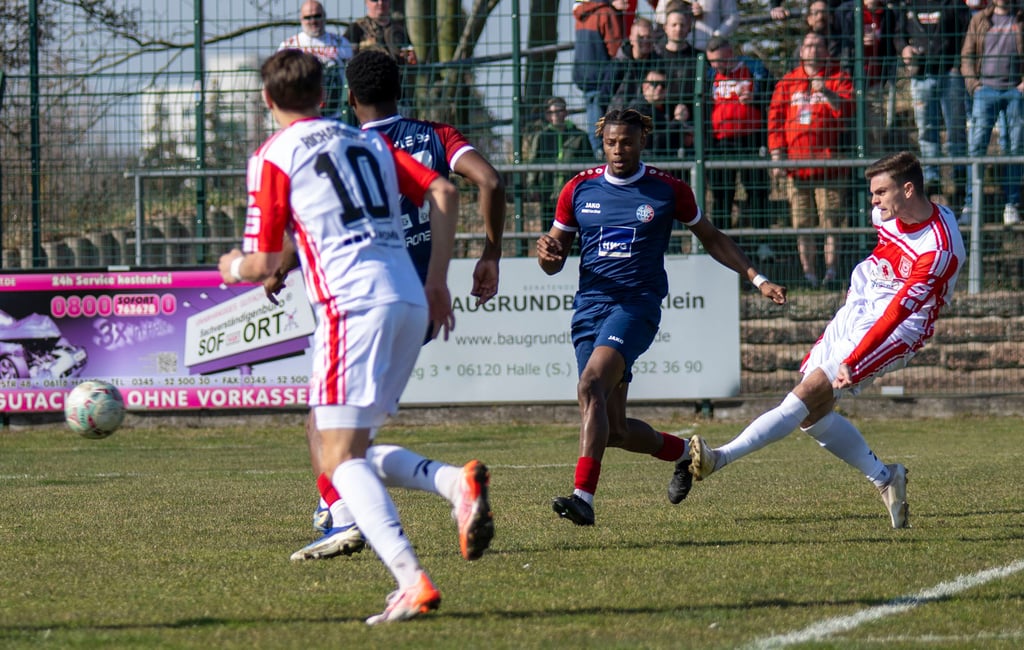 Fabrice Hartmann (r.) verwandelt für den HFC zum 1:0.