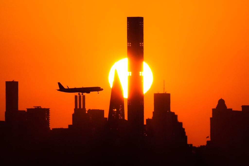 Flugzeug vor der Skyline: Für einige Reisende platzt der Traum vom US-Urlaub. (Archivbild)