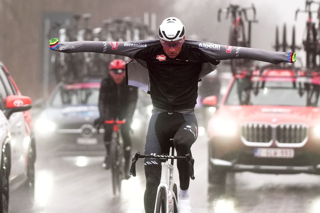 Mathieu van der Poel holt sich zum zweiten Mal den Sieg in Sanremo.
