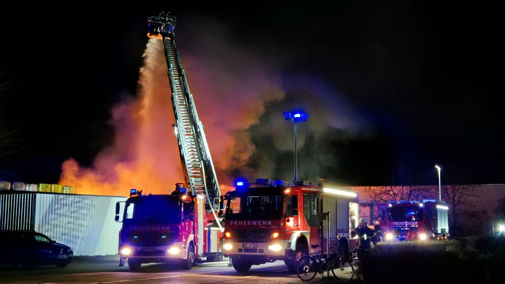 Der Toom Baumarkt in Stendal brennt in der Nacht von Sonnabend, 22. März, auf Sonntag, 23. März. In ganz Stendal sind Explosionen zu hören.