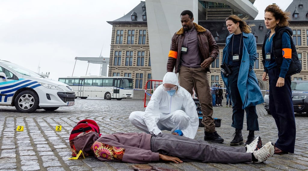 Die Kommissare Louma Shapiro (Marie-Lou Sellem, rechts), Pierre Didier (Miguel Francisco, 2. von links) und Michelle Wouters (Maéva Marie Mathilde Roth, 2. von rechts) ermitteln im Fall des getöteten Fotomodells Jean-Baptiste Kalemba (Pahuni Kongolo Kakesse.