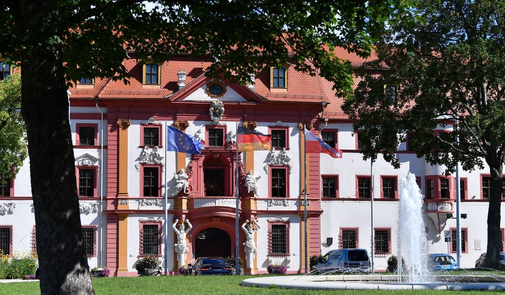 Machtzentrale Thüringer Staatskanzlei: In den Ministerien der Landesregierung sind knapp die Hälfte der Führungspositionen mit gebürtigen Ostdeutschen besetzt. (Archiv-Symbolbild)