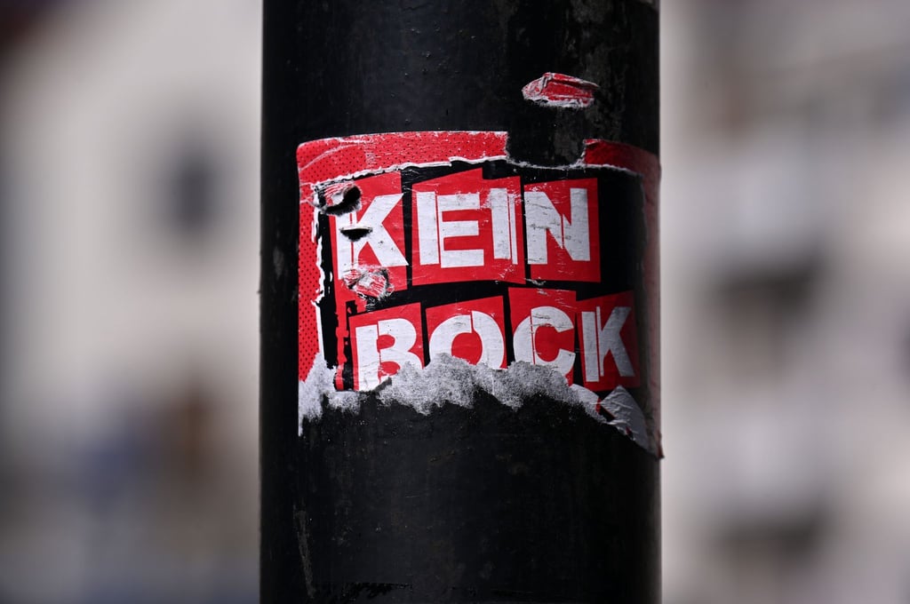 Mühsam und kostspielig ist die Entfernung von illegal aufgeklebten Stickern im öffentlichen Raum.