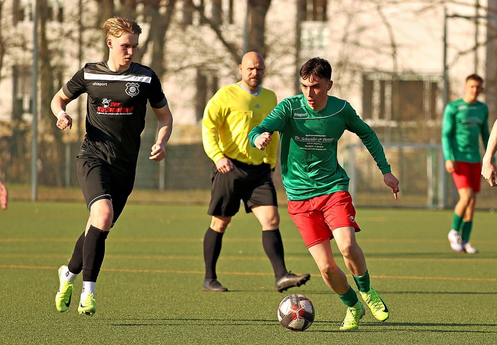 Bleon Rexhepi (am Ball/gegen Anton Fink) kam mit den Arminen in der zweiten Halbzeit zu guten Chancen, doch zum zweiten Treffer reichte es nicht.
