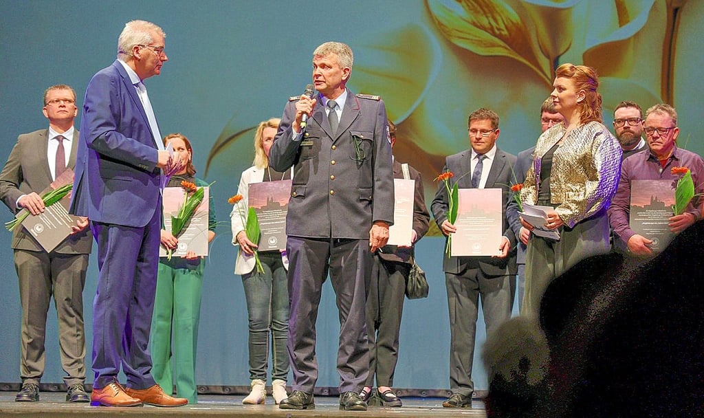 Frank Mehr (Mitte) im Gespräch mit Rainer Schweingel und Anja Guse bei der Gala zum "Magdeburger des Jahres 2024".
