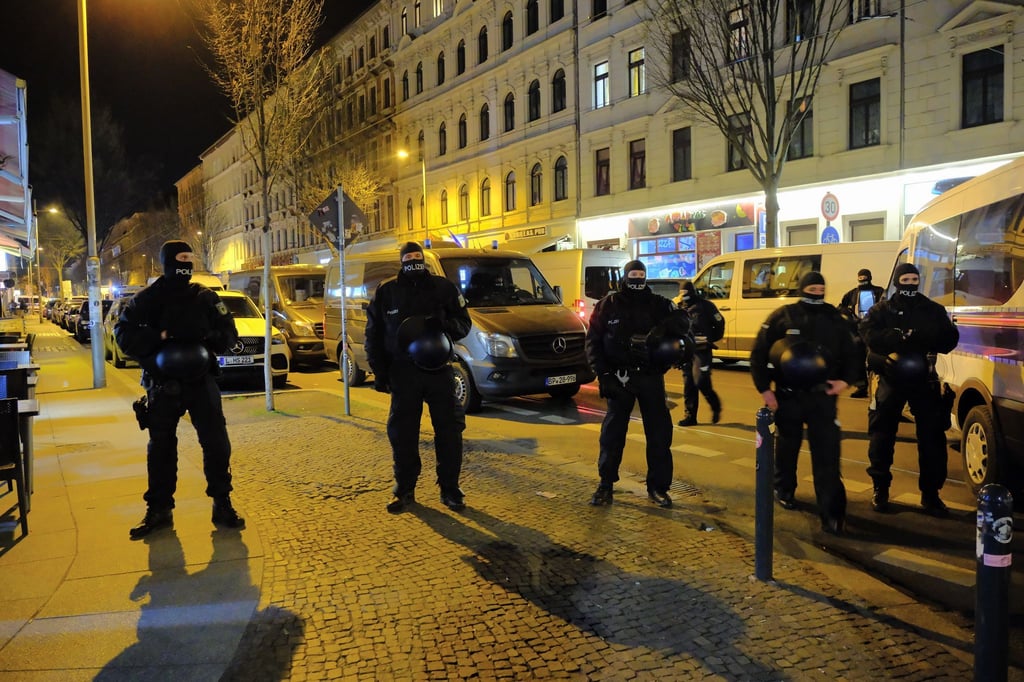 Stundenlang durchsuchten mehr als 500 Einsatzkräfte Gewerberäume und Wohnungen in der Eisenbahnstraße.